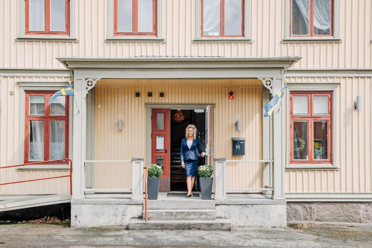 Jaernvaegshotellet B&B Skara Exterior foto